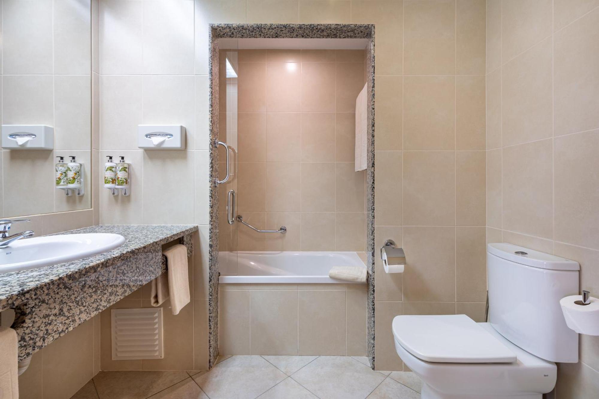 Standard Doppelzimmer mit seitlichem Meerblick